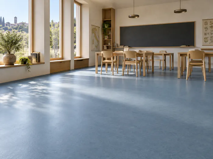 Aula con pavimento in linoleum azzurro