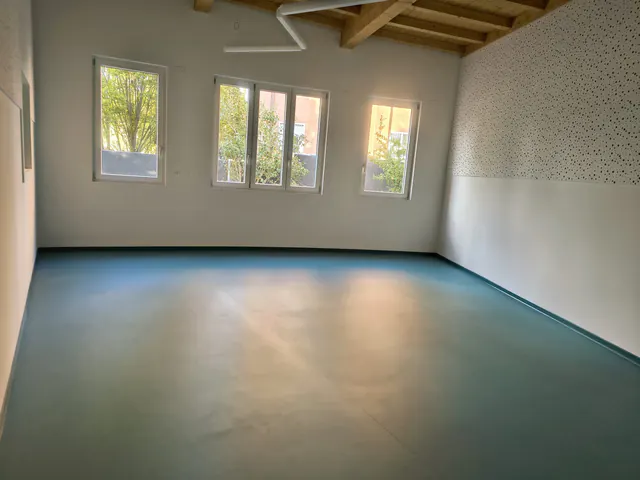 Aula con pavimento in linoleum verde-azzurro