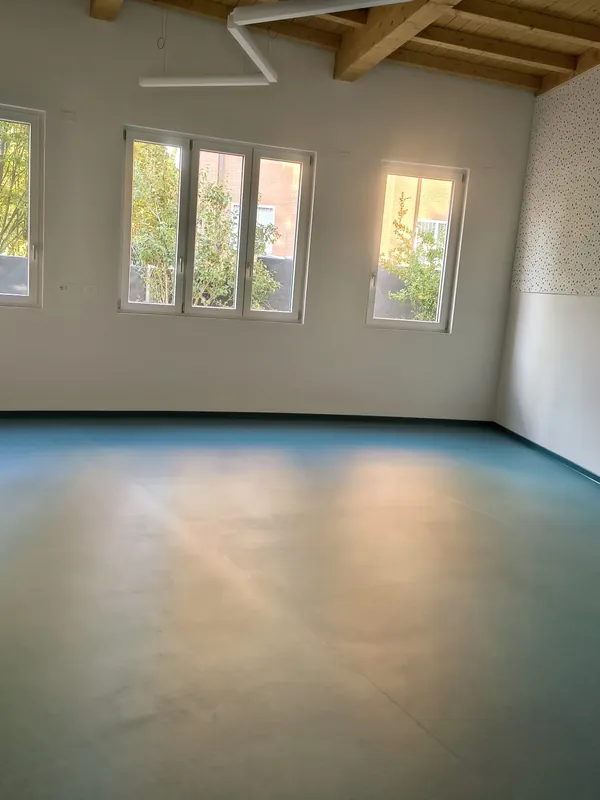 Aula con pavimento in linoleum verde-azzurro