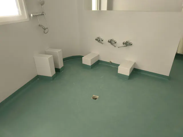 Bagno d’asilo con pavimento in linoleum verde acqua