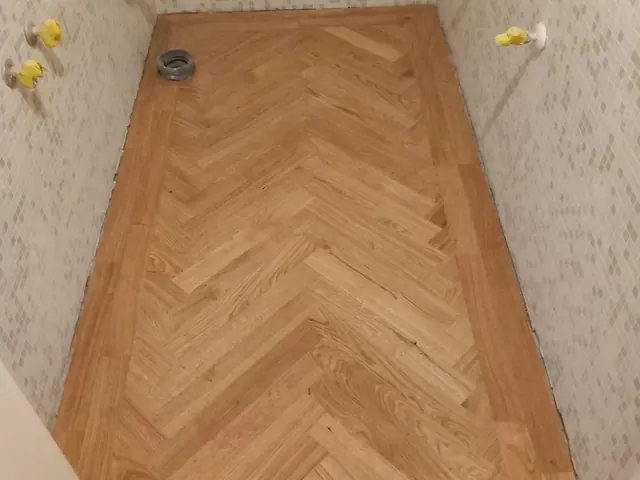 Bagno con parquet prefinito in rovere a spina di pesce