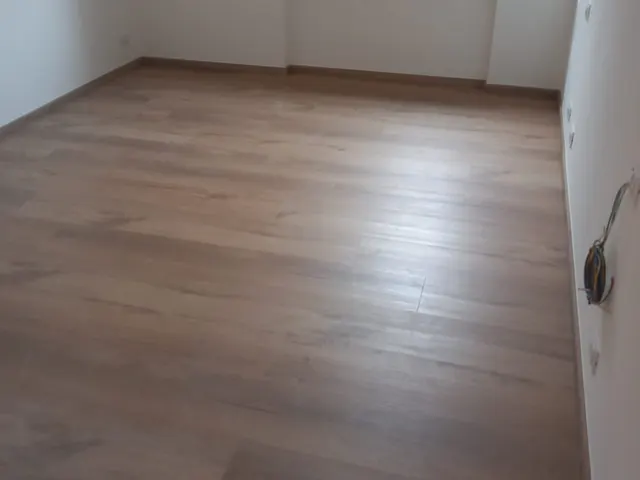 Camera con pavimento a incastro effetto rovere