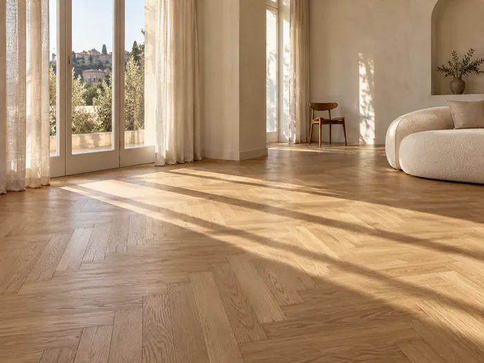 Soggiorno con pavimento in parquet a spina di pesce