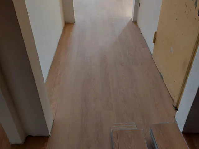 Corridoio con pavimento a incastro effetto rovere e listoni da posare