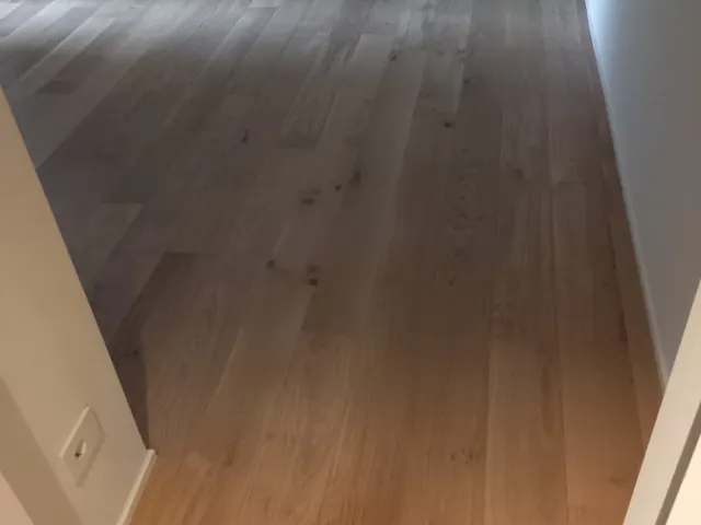 Corridoio con parquet prefinito in rovere chiaro