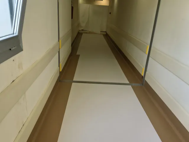 Corridoio con pavimento in PVC chiaro e marrone