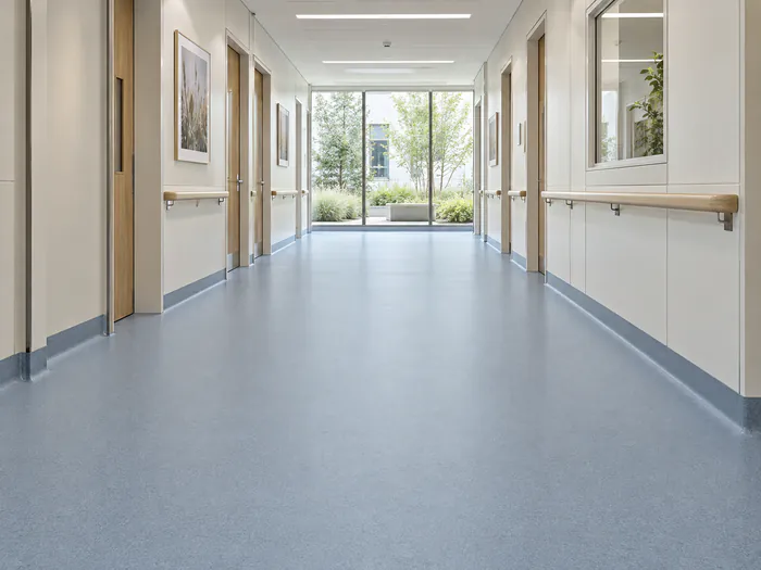 Corridoio d’ospedale con pavimento azzurro