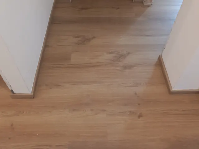 Disimpegno con pavimento effetto rovere