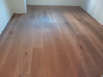Camera con parquet prefinito in rovere naturale