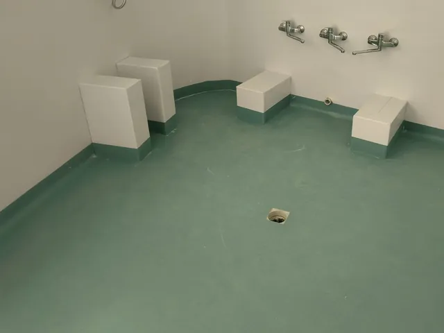 Bagno d’asilo con pavimento in linoleum verde acqua