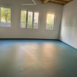 Aula con pavimento in linoleum verde-azzurro