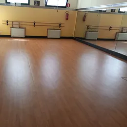 Sala danza con specchi e pavimento sportivo effetto legno