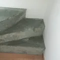 Scala interna con gradini in moquette verde-grigia