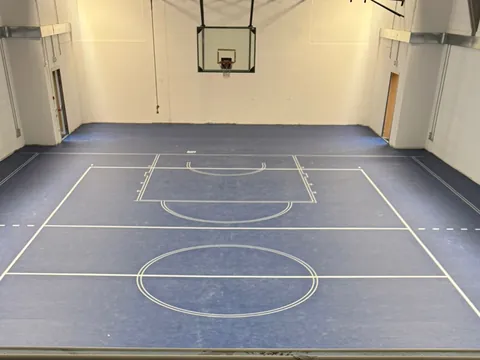 Palestra con pavimento sportivo blu