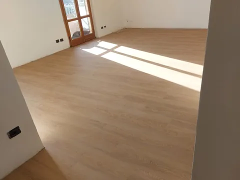Stanza con pavimento a incastro effetto rovere chiaro