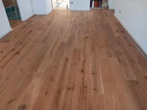 Salone con parquet prefinito in rovere nodato