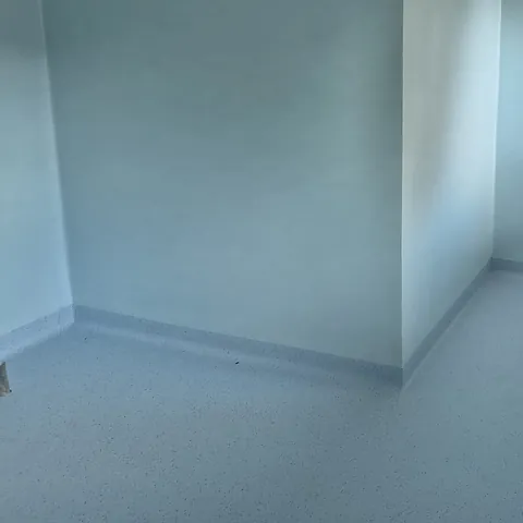 Stanza con pavimento e pareti in PVC azzurro
