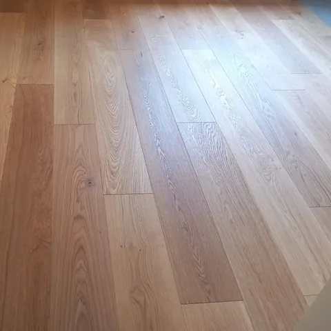Stanza con parquet prefinito in rovere a listoni larghi