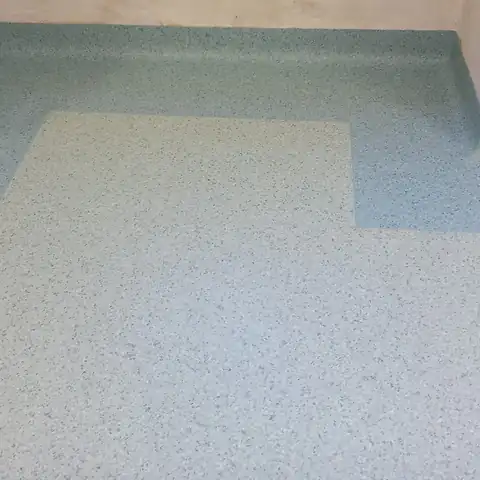 Locale con pavimento in PVC verde acqua a due toni