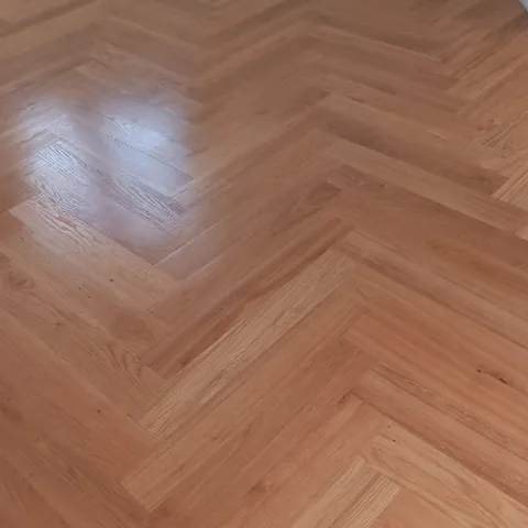 Stanza con parquet prefinito in rovere a spina di pesce
