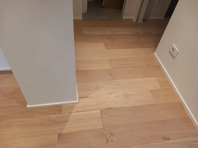 Ingresso con parquet prefinito in rovere chiaro
