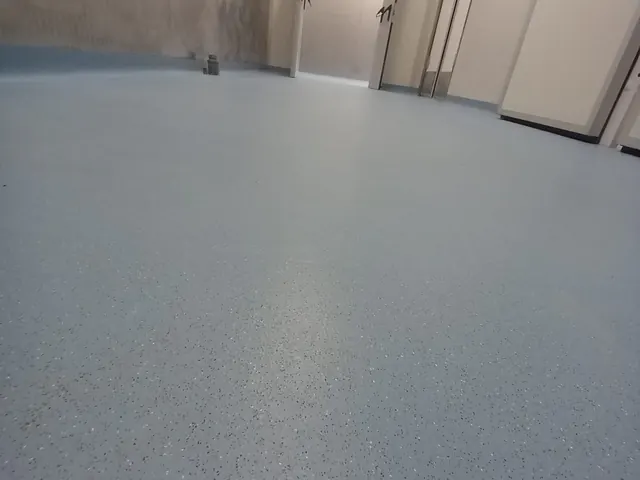 Locale tecnico con pavimento in PVC grigio-azzurro
