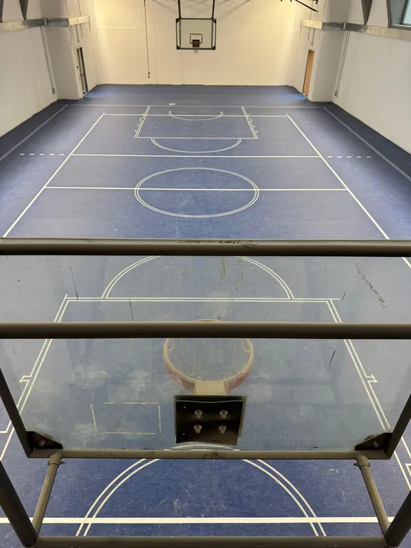 Palestra con pavimento sportivo blu