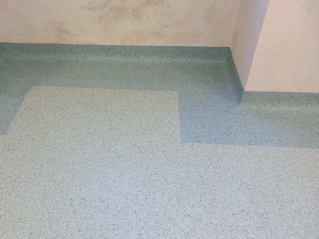Locale con pavimento in PVC verde acqua a due toni
