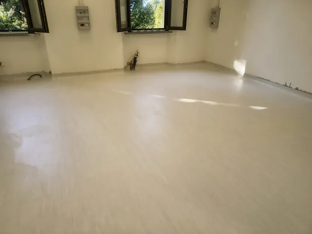 Sala ampia con pavimento in PVC chiaro