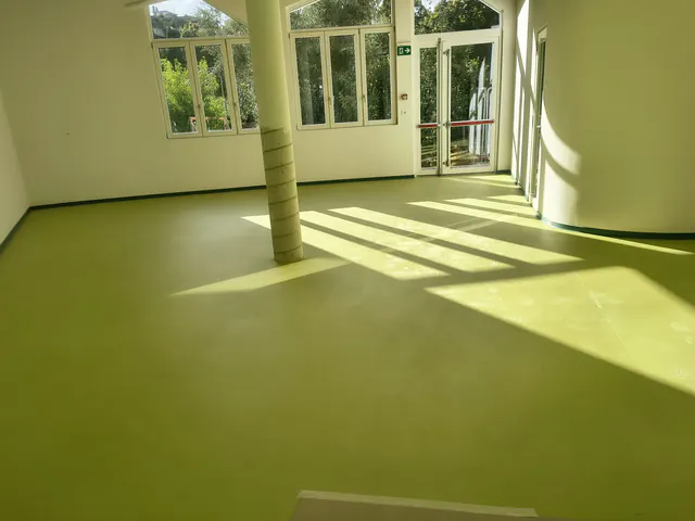 Salone con pavimento in linoleum verde