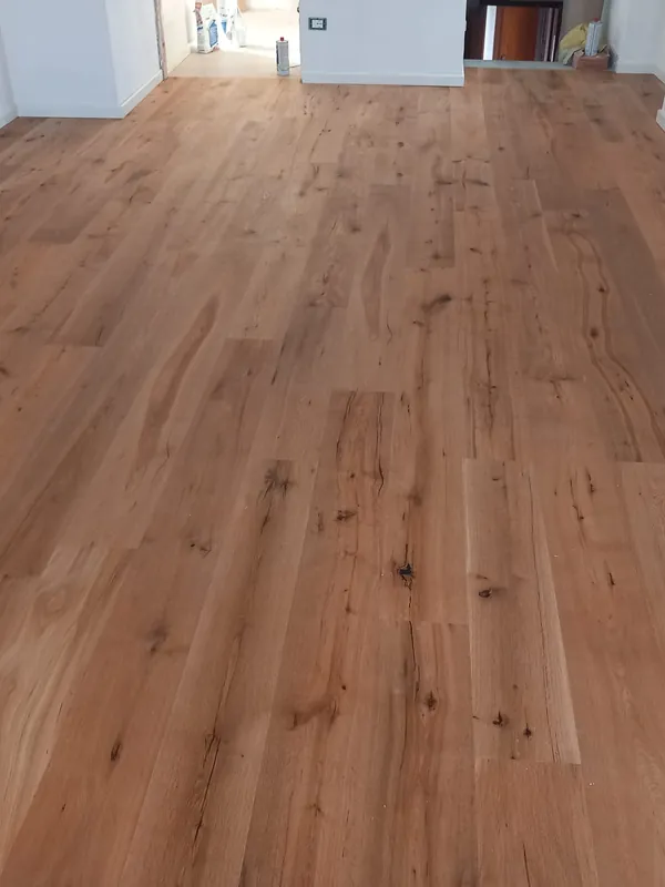 Salone con parquet prefinito in rovere nodato