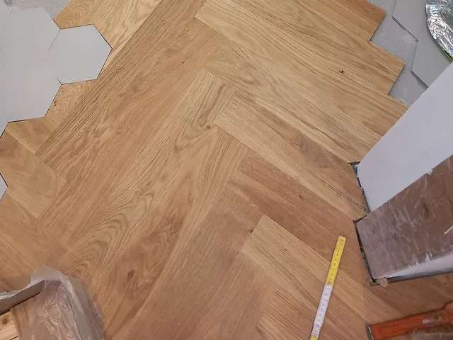 Locale con parquet a spina di pesce durante la posa