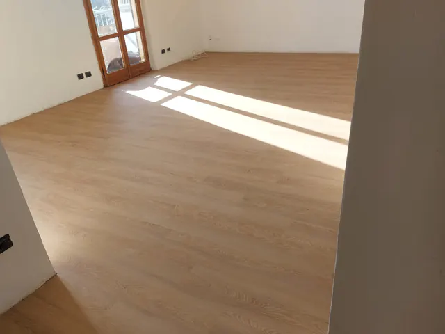 Stanza con pavimento a incastro effetto rovere chiaro
