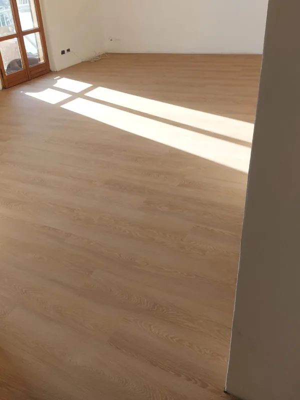 Stanza con pavimento a incastro effetto rovere chiaro