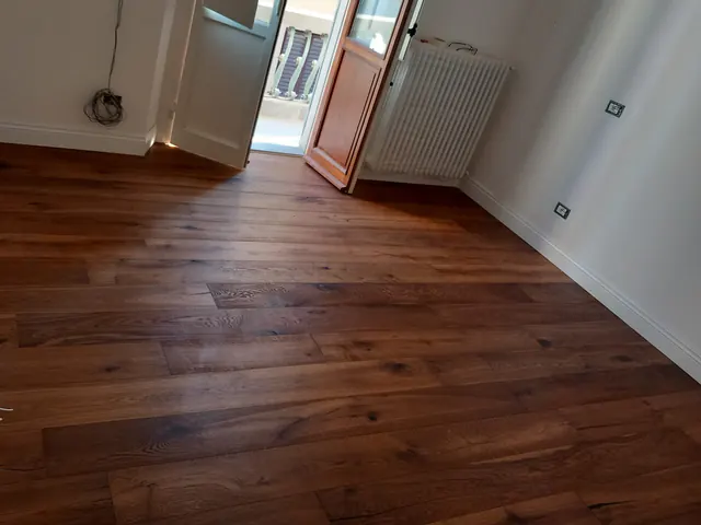 Stanza con parquet prefinito in rovere scuro