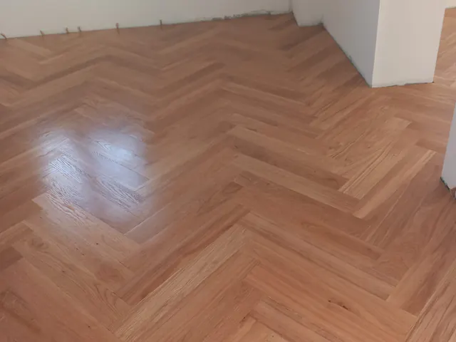 Stanza con parquet prefinito in rovere a spina di pesce