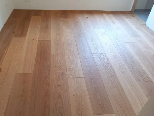 Stanza con parquet prefinito in rovere a listoni larghi