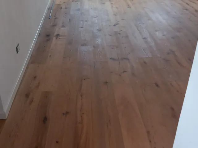 Stanza lunga con parquet prefinito in rovere rustico