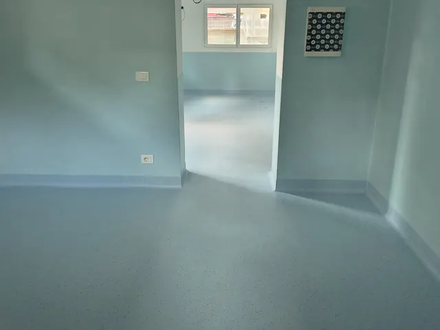 Due stanze con pavimento e pareti in PVC azzurro